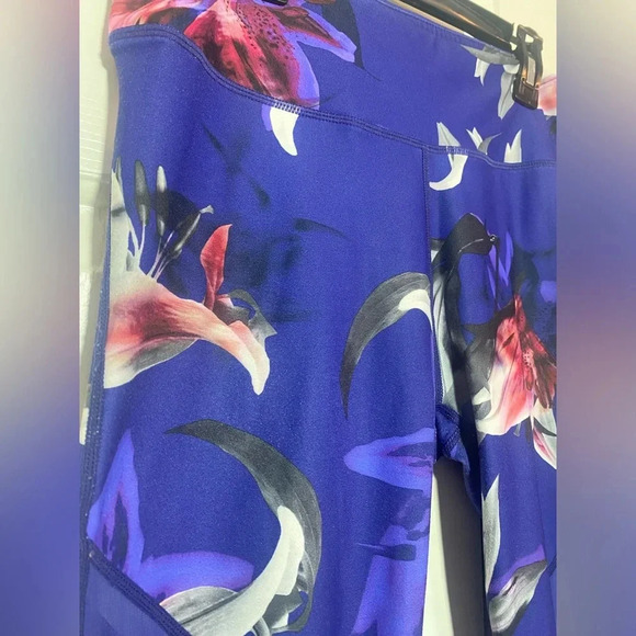 Fabletics Mid-Rise Mesh Powerhold® Capri Workout Leggings in Midnight Lily M - Picture 5 of 6